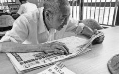94歲讀者熱愛閱讀每天拄拐杖步行十多分鐘來到圖書館