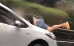男子被頂引擎蓋雨中疾馳不斷加速