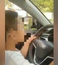 男子炫耀8歲兒子開(kāi)車被吊銷駕照發(fā)朋友圈