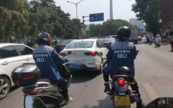 西安倆男子網(wǎng)購囚服騎摩托炸街什么情況呢
