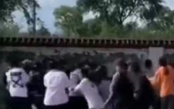 黑龍江30多名女學(xué)生街頭約架斗毆