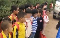 7座小車塞進(jìn)33名幼童當(dāng)校車
