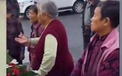 大爺大媽路上攔婚車討紅包