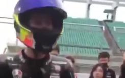 王一博摩托車比賽摔車
