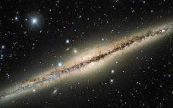 射電天文學家在星際介質中探測有機分子苯甲腈