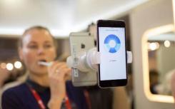 使用iPhone使用OralB的新型牙刷清潔牙齒